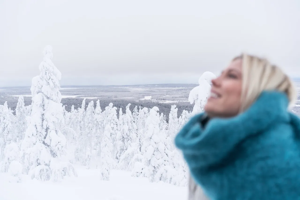 A woman looking out over the fells from Utsuvaara in Levi